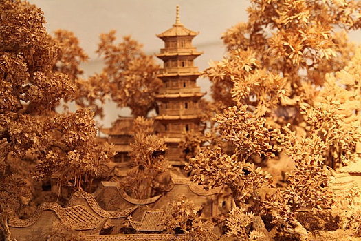 引入水晶有机玻璃等现代工艺材料 软木画变身了